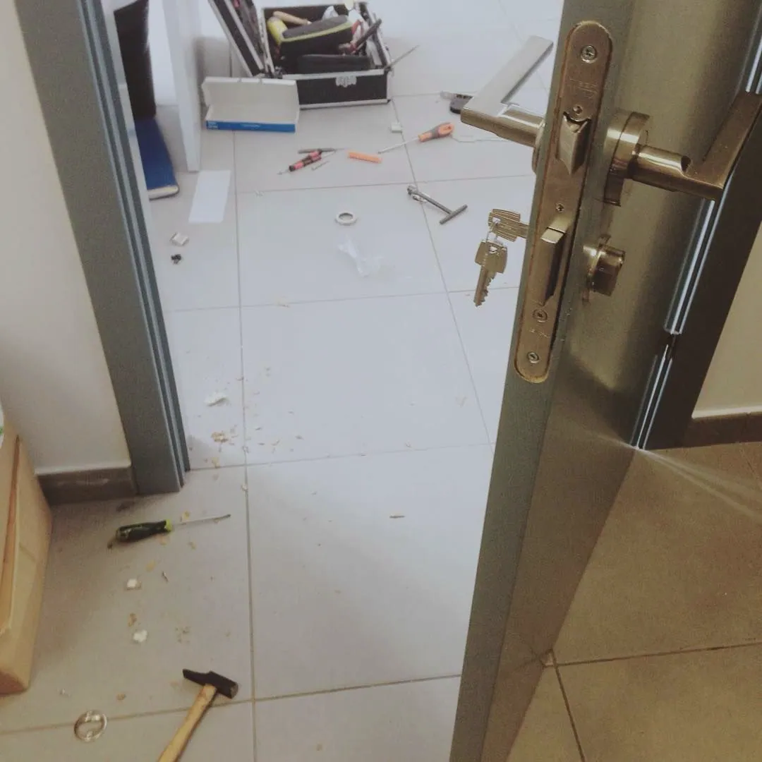 Trabajo de cerrajería en la puerta de acceso de una finca