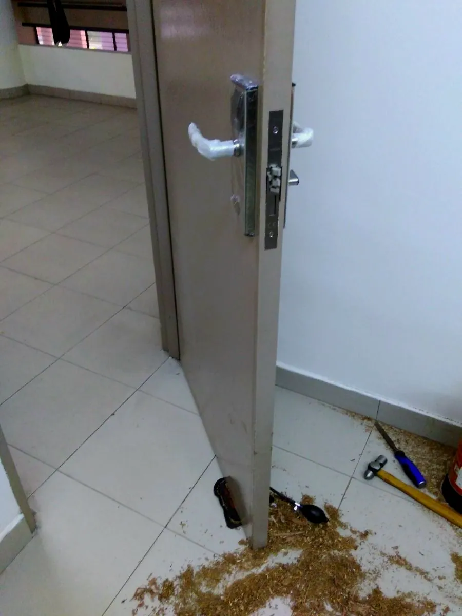 Puerta metálica de acceso a un local