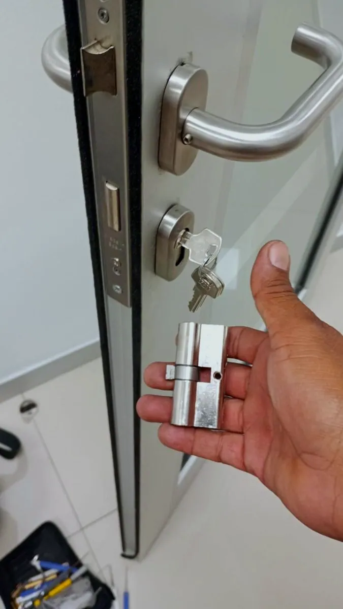 Cerrajero sustituyendo el bombín de una cerradura