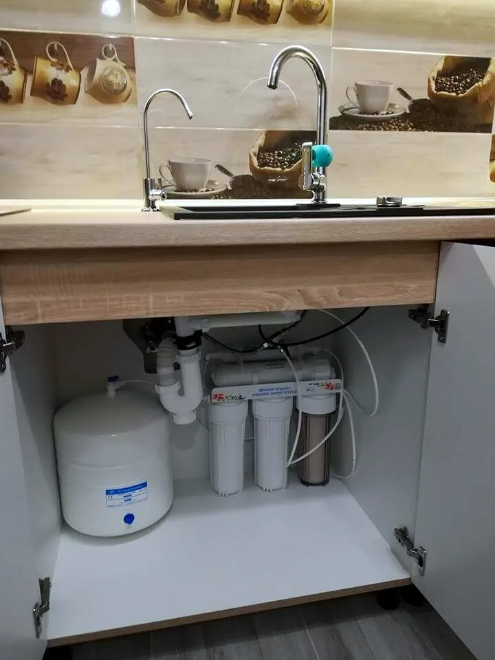 Instalación de agua bajo el fregadero de una cocina